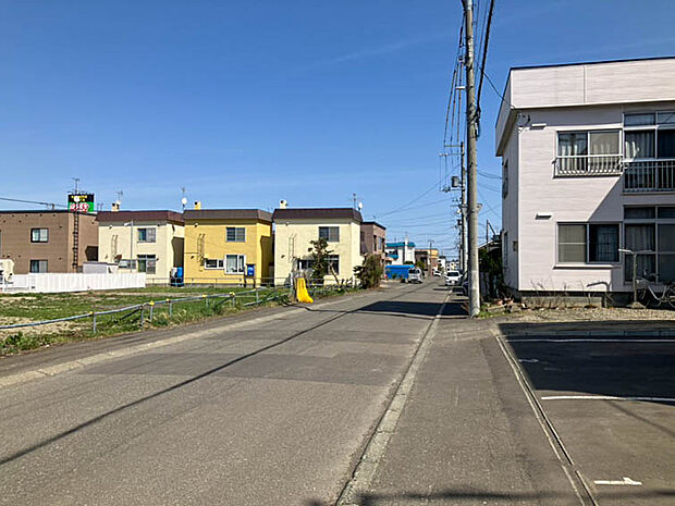 【【現地写真】】前面道路は幅員約8mの南西側。きれいに舗装された前面道路は、お住まいの見栄えも良くしてくれますね。
(2026年5月撮影)
