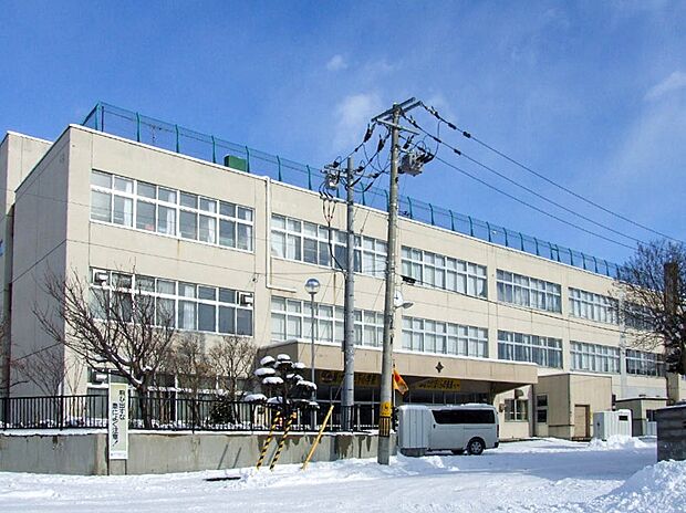 東川下小学校(約130m)