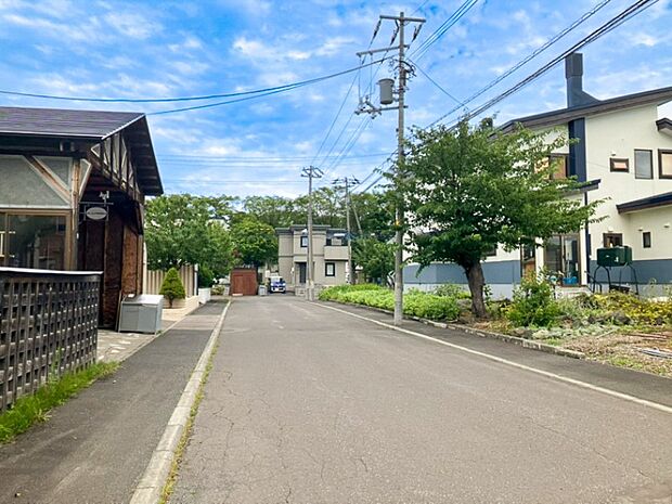 【【現地写真】】歩道が整備された道路に面し、通勤・通学やお買い物など、徒歩でのお出掛けもしやすい立地です。
（2026年8月撮影）