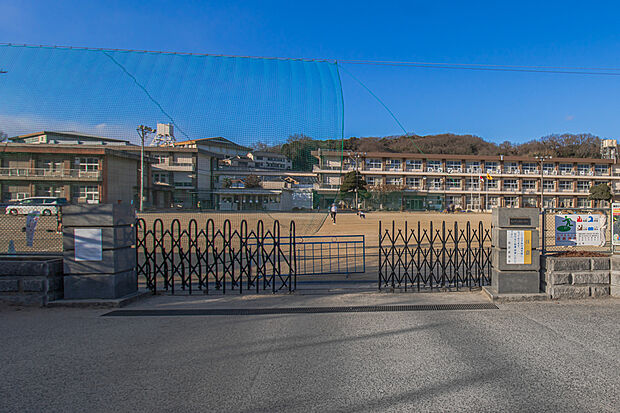 湯田小学校（約1,700m）