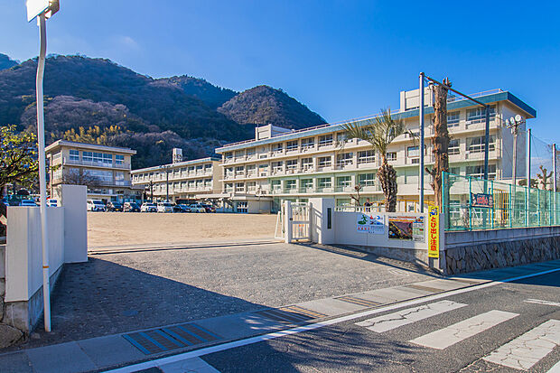 水呑小学校(約1,100m)