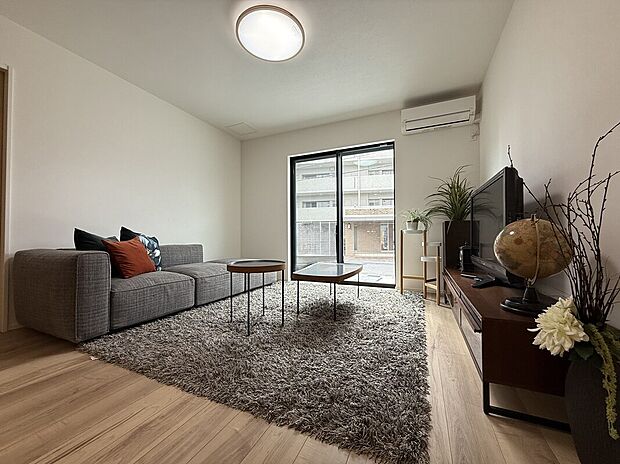 【リビング】リビングダイニングには床暖房が備わっており、ホコリを立てずに室内全体を均一に暖めてくれます。