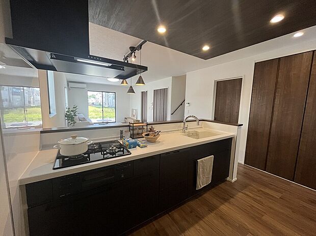 【キッチン】折下天井が上質感を漂わせるペニンシュラキッチン。
食洗器が備わっており、洗い物の時間を短縮し日々のストレスを軽減させてくれます。