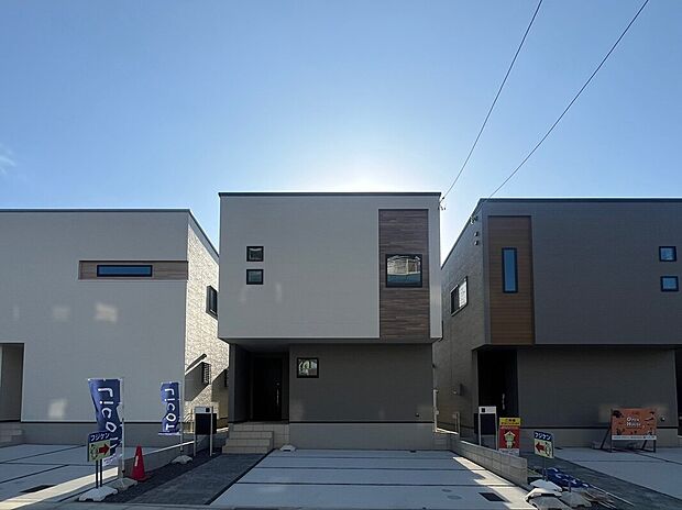 【No.4】木目調をアクセントに取り入れた、シンプルな中にも温もりを感じられる邸宅。