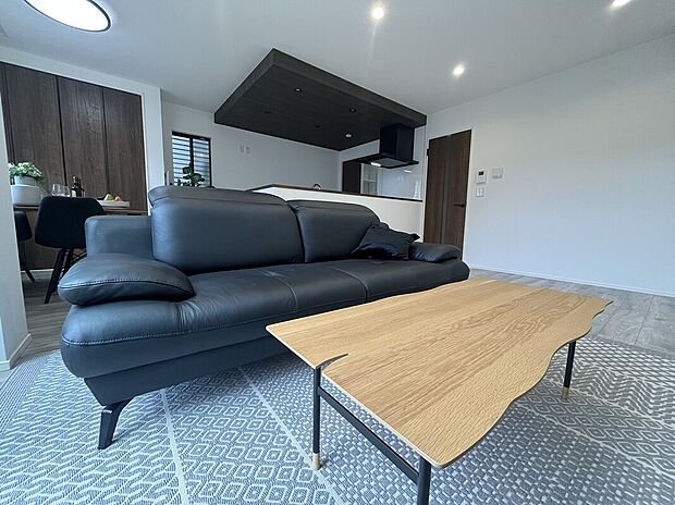 【リビング】家族とコミュニケーションがとりやすい17.5帖のリビングスペース。