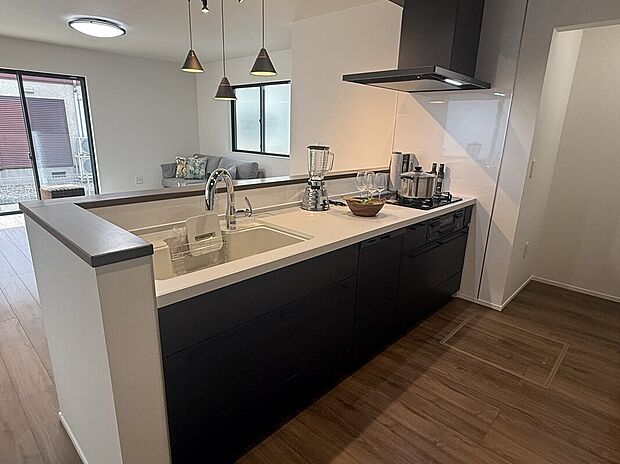 【キッチン】折下天井が上質感を漂わせるペニンシュラキッチン。
食洗器が備わっており、洗い物の時間を短縮し日々のストレスを軽減させてくれます。