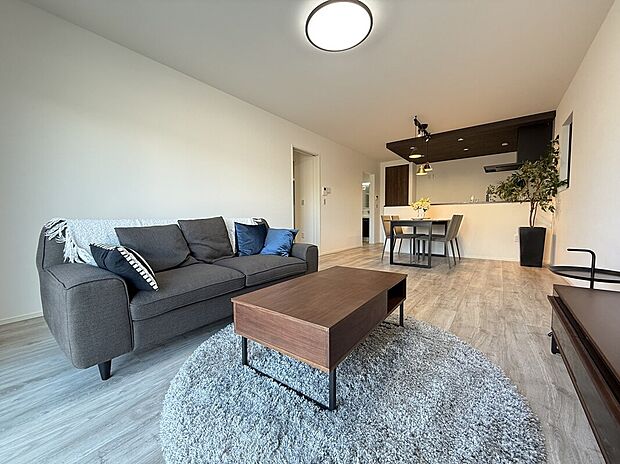 【リビング】家族とコミュニケーションがとりやすい17.7帖のリビングスペース。
掃き出し窓から充分な光を取込み、明るい室内でお過ごしいただけます。