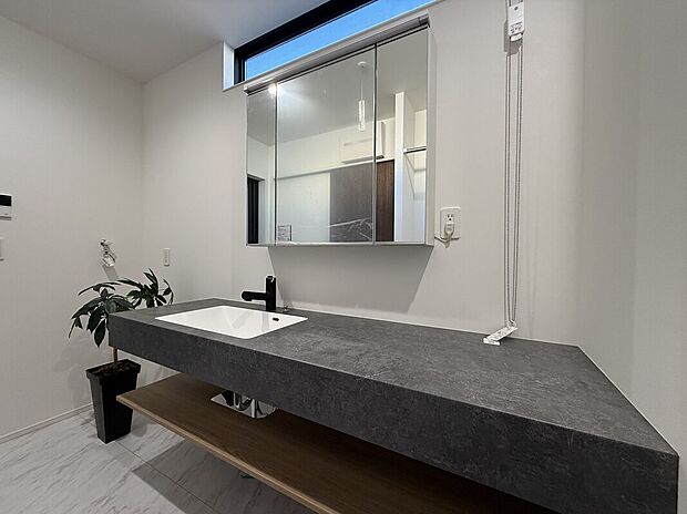 【洗面所】毎日の洗面、メイクが楽しくなるサニタリーカウンター。
洗面台の隣には可動式の棚板がついているため、収納するものに合わせて高さを調整できます。