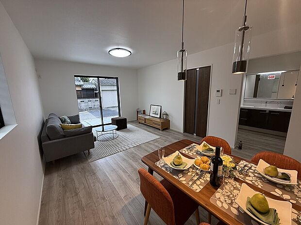 【リビング】リビングダイニングには床暖房が備わっており、ホコリを立てずに室内全体を均一に暖めてくれます。