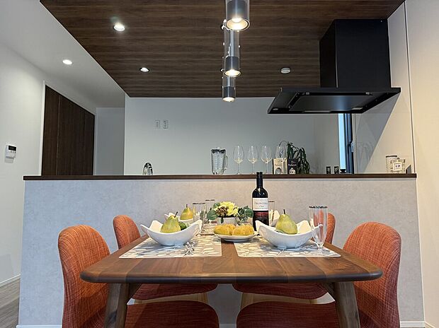 【ダイニング】キッチンからはリビングダイニングを見渡すことができるため、家事をしている間もお子様の様子をうかがうことができます。