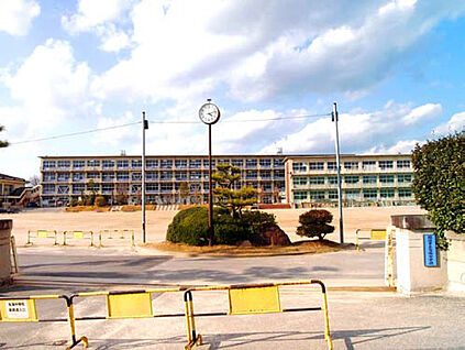 竜海中学校 約1680m(徒歩21分)