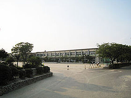 広幡小学校 約560～590ｍ(徒歩7～8分)