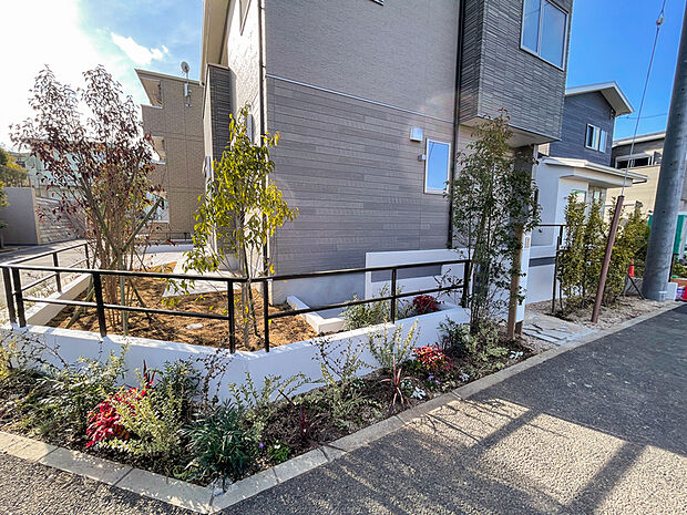 【モデルハウス外観】四季を彩る植栽やブラックフェンスのこだわったデザイン。