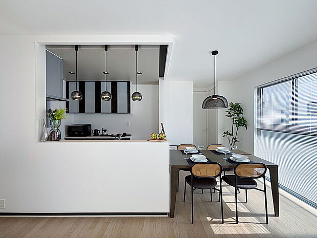 【MODEL HOUSE 01】キッチンと並ぶ動線のよいダイニング。キッチンは対面式でリビングにいる家族ともコミュニケーションが取れます。