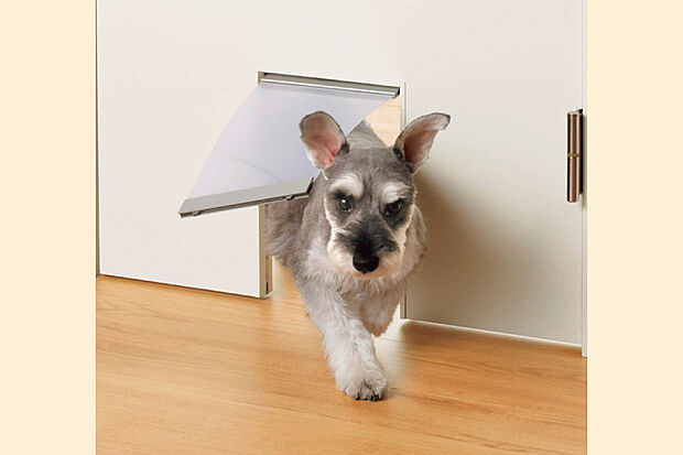 【「ペット出入り窓」※有償工事対応】ドアを閉めたままペットが自由に出入りできる窓をドアに設定可能。ロック機能搭載で必要に応じて出入りの抑制もできます。
※ドアの形状によって対応できない場合があります。詳しくはお問い合わせ下さい。