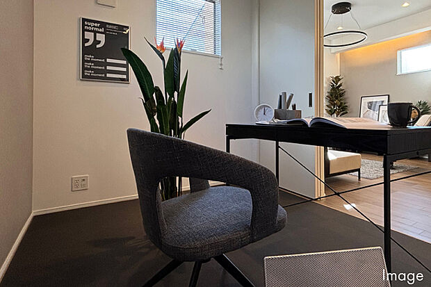 【様々な過ごし方ができる 「ルームラウンジ」】LDKとフラットにつながる「ルームラウンジ」を設けました。子どもの遊び場やアイロン掛けといった家事など暮らしの様々な場面に使えます。