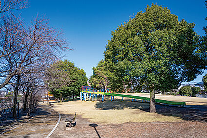 春岡中央公園 860m(徒歩11分)