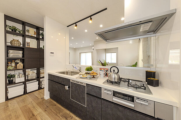 【1号地/キッチン】
リクシルのシステムキッチンは、食器洗浄乾燥機や人造大理石のカウンタートップなど、先進の設備・仕様を贅沢に採用し。背面に洗面室があるので、朝のお洗濯やお弁当作りも捗ります。