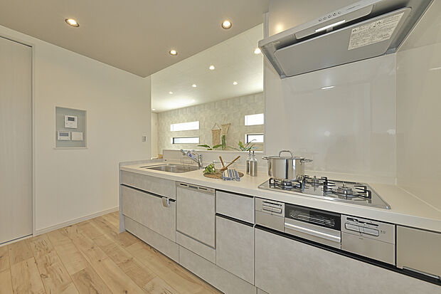 【キッチン/当社施工例】
質感のあるデザインのシステムキッチンを採用しました。ダウンライトとアクセントクロスをあしらったポップアップ天井が、空間をより広く見せてくれます。