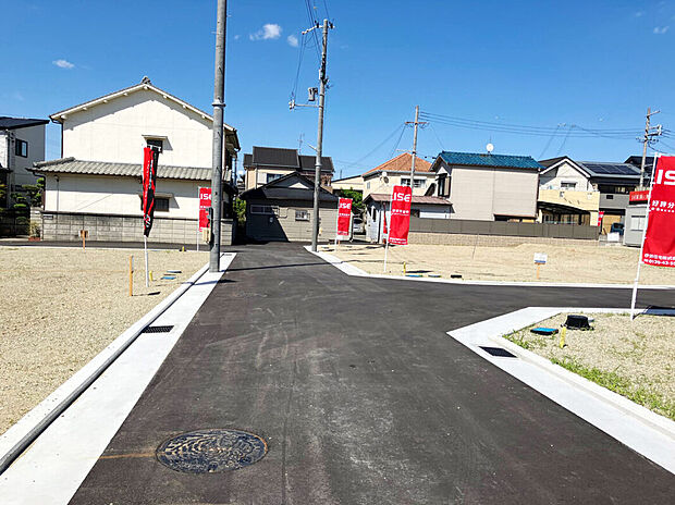 【現地写真】開発道路の幅員は約4.70m。前面道路とほぼフラットで住民以外の車の通り抜けが少ないため、落ち着いて入出庫がしやすく安心。助松JCTも身近なため、阪神高速などのカー利用も便利です。