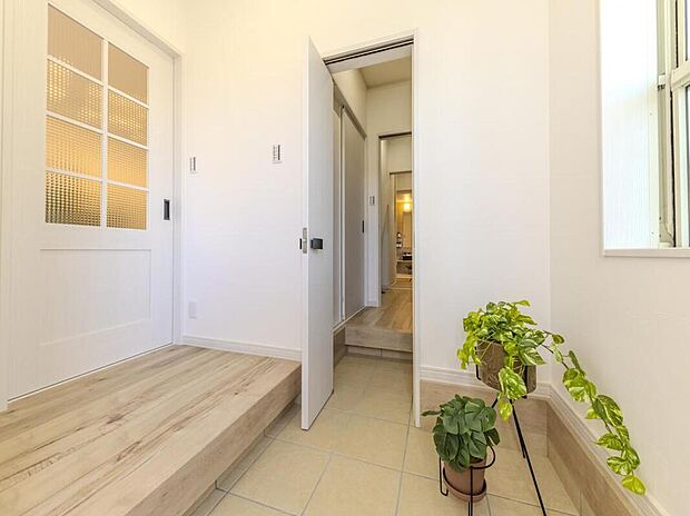 【玄関/当社施工例】
玄関も白を基調にしたピュアな空間。シューズクロークは通り抜けできるウォークスルータイプ。ファミリークローゼット→洗面室へと繋がります。