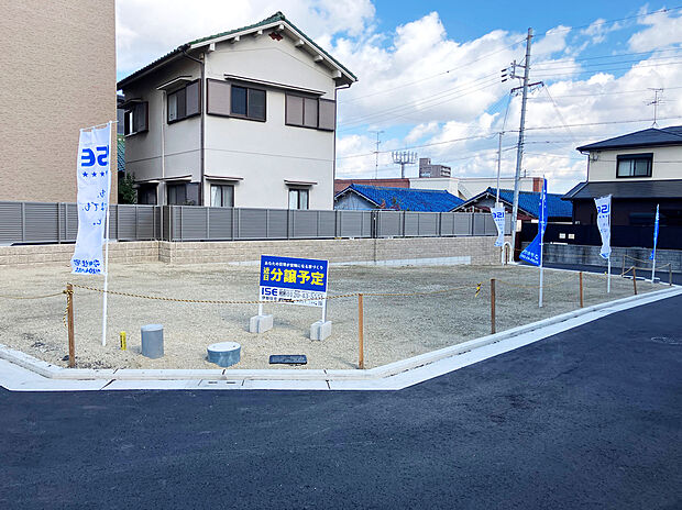 【現地土地写真】
JR阪和線「鳳」駅まで徒歩7分。近隣商業地域内に立地し、暮らしに便利なロケーションが魅力の分譲地。大通りから一本入った位置にあり、穏やかな住環境です。