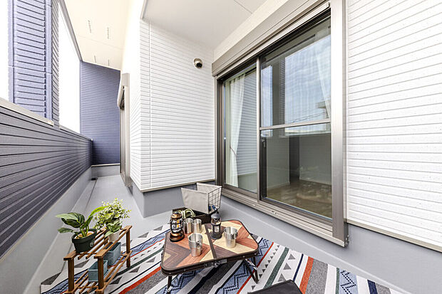 【バルコニー/当社施工例】
 洗濯物を干すだけじゃもったいない！休日はご家族とグランピングやガーデニングが楽しめます。インナータイプなので周囲からの視線を気にせずに、のんびりと過ごせそうです。