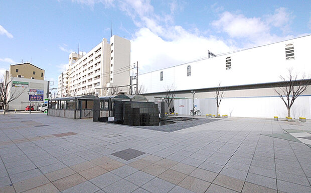 【南海本線「高石」駅まで約640m】
徒歩8分。駅周辺には商業施設が充実しており、お仕事帰りのお買い物にも便利です。「なんば」駅までスムーズにアクセスに可能◎