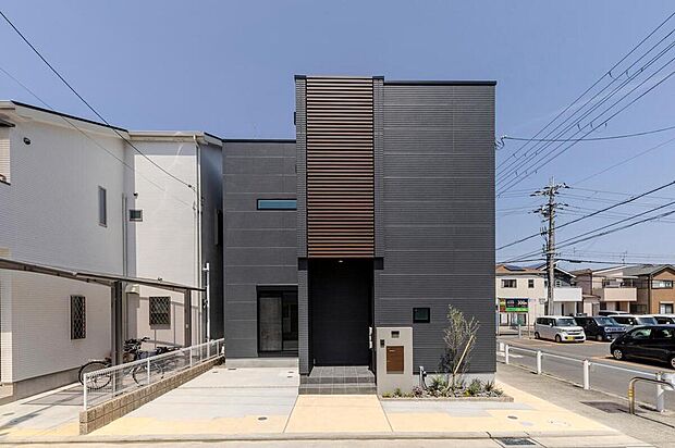 【外観/当社施工例】
洗練された雰囲気を醸し出す、キューブ型のスタイリッシュな佇まい。木調のアルミルーバーが、全体のアクセントになっています。