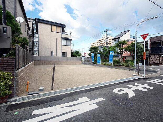 【現地土地写真】
土地全体に陽光が注ぐ、陽当たりの良い環境。間口にゆとりがあり、明るく風通しの良いマイホームが叶います。/2025年8月撮影