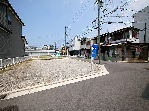 【前面道路含む現地写真】周囲は住宅が立ち並ぶ穏やかな住環境です。陽光が注ぐ、開放的な分譲地で明るいマイホームが叶います。(2025年7月撮影)