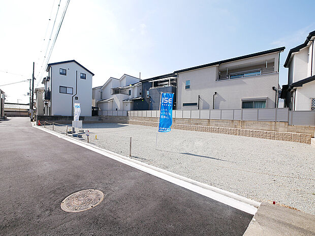 【現地写真】前面道路は幅員約4.70m(私道・位置指定道路)。通り抜けができないため、外部からの侵入や車両の通行が少なく、ファミリーにも安心の住環境です。/2026年3月撮影