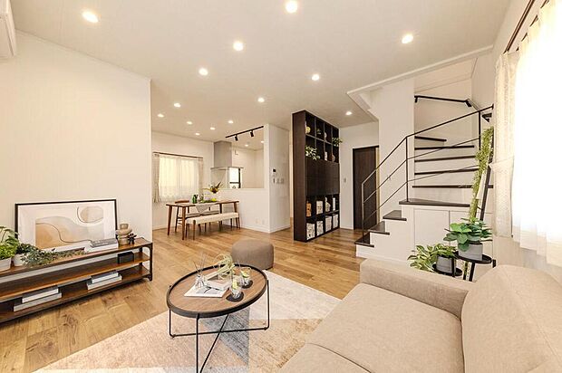 【LDK/当社施工例】
開放感をもたらし、意匠性を高めるスケルトン階段を採用。階段下に収納を用意し、機能性も◎ご家族が自然に顔を合わることが可能なオープンフロアです。