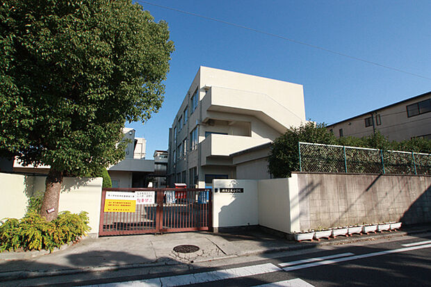 【堺市立鳳小学校まで徒歩7分(約550m～560m)】教育目標に「自ら学び、心豊かにともに育つ」が掲げられています。学校HPでは、各学年の授業風景や行事の様子が写真付きで掲載されています。