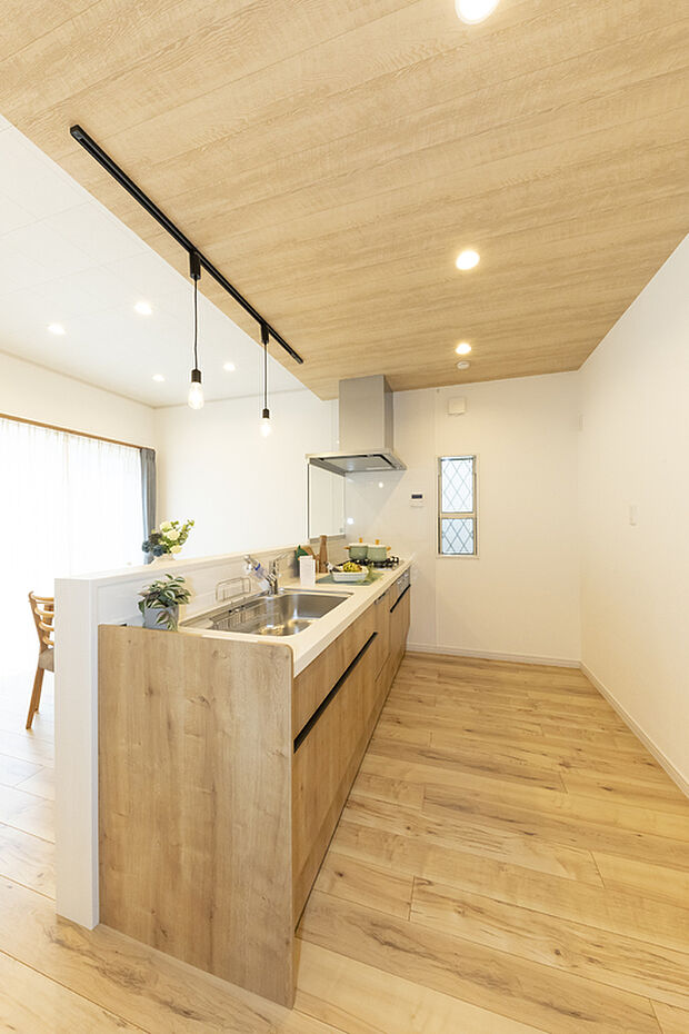 【【2号地/キッチン】】ポップアップ天井が奥行を感じさせます。開放感はそのままに、油跳ねを防ぐことができるガラス製のオイルガードを採用しています。