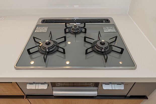 【【2号地/キッチン】】同時進行で複数調理ができる3口ガスコンロ付きなので、凝った料理もまとめて作ることができます。