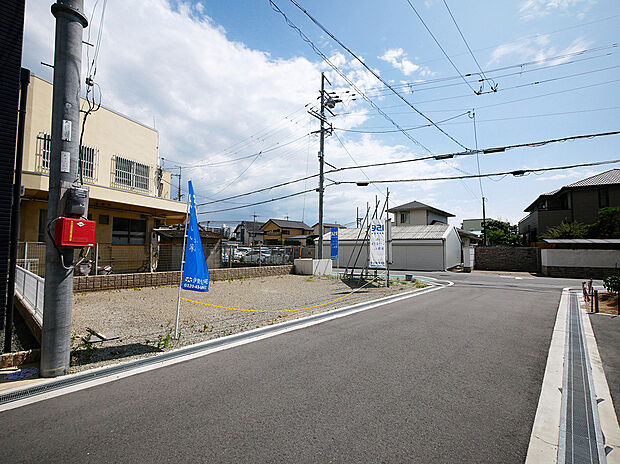 【【前面道路含む現地写真】】幼稚園、保育園、小学校が全て徒歩2分圏内！子育て世帯にも暮らしやすいロケーションで、理想のマイホームが叶えられます。/2025年7月撮影