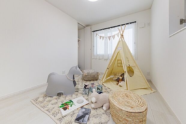 【【洋室/当社施工例】】ホワイトの壁と明るい色合いのフローリングで、開放感のある洋室。さまざまなインテリアとの相性が良く、ご家族の成長に合わせて子供部屋や寝室としてなど用途多彩です。