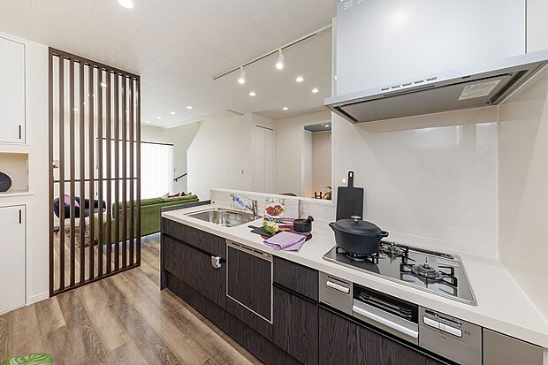 【【キッチン/当社施工例】】キッチンはLDにいる家族とおしゃべりができる、視界の広い対面式。デザイン性と機能性の高いキッチンで、毎日の家事も快適に。