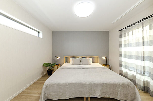 【【主寝室/当社施工例】】約8.1帖の広さを確保した寝室は、ダブルベッドやドレッサーなどを配置でき主寝室にもおすすめ◎室内物干しを設置しており、悪天候の日や花粉の飛散量が増える時期に便利です。