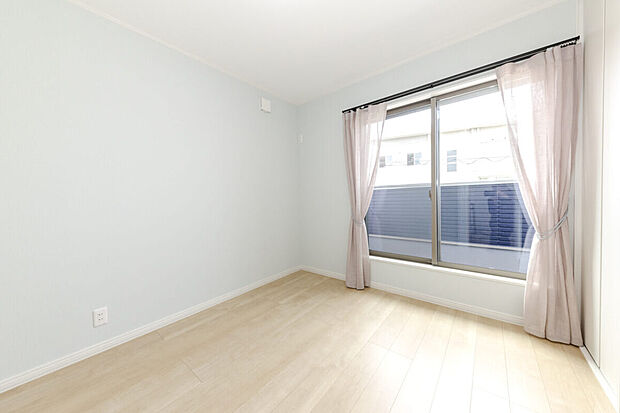 【【洋室/当社施工例】】こちらは約5.0帖のベッドルーム。こども部屋やお仕事部屋にちょうどいい広さです。収納スペースも確保しており、衣類や鞄などの私物をすっきりと仕舞えます。