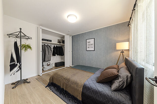 【【洋室/当社施工例】】ベッドを壁付けでレイアウトできるよう腰高窓を採用しました。天井高のCLには、ワードローブや小物をたっぷりと仕舞えます。