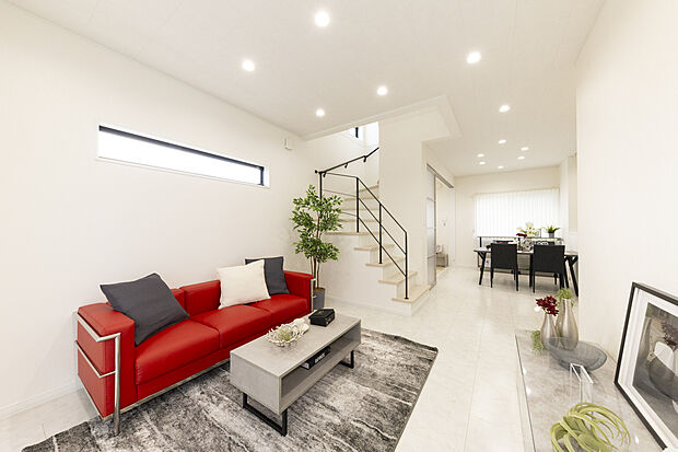 【【LDK/当社施工例】】タイル調の床材に、真っ白なクロスがラグジュアリーな雰囲気。上部吹抜を設けた階段の手摺にはアイアン素材を採用し、より空間に抜けが生まれるよう工夫しました。