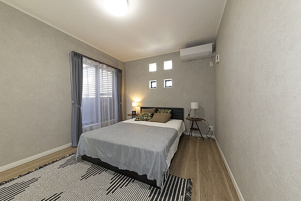 【【洋室/当社施工例】】約7.2帖の主寝室には、ニュートラルカラーのクロスを採用し、落ち着きのある空間に。大容量のWICを設けているので、室内を広々と使えます。