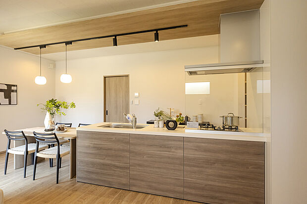 【【6号地モデルハウス】】ライティングレールやポップアップ天井がスタイリッシュなキッチン。ダイニングと横並びで一体感を演出しつつ、無駄のない動線でお料理の配膳やお片付けもスムーズです。