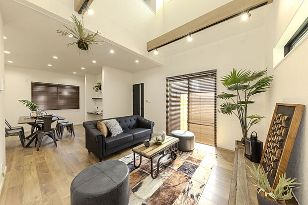 【【LDK/当社施工例】】掃き出し窓から注ぐ自然光と、等間隔に並んだダウンライトが柔らかく照らす団欒空間。リビングとダイニングをゆるやかにゾーニングできる設計で、メリハリのあるインテリアが叶います。