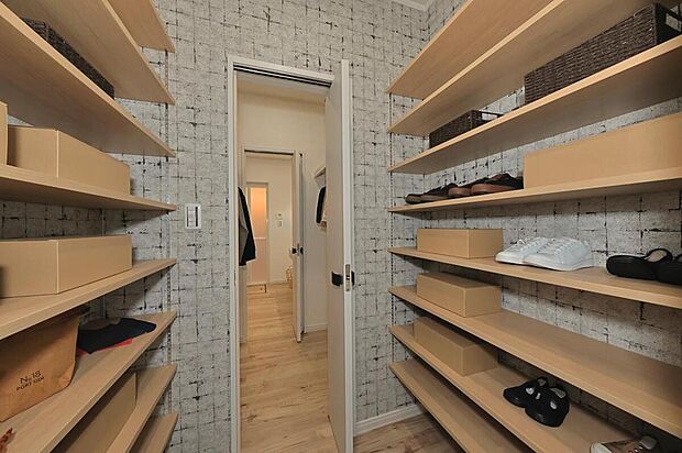 【【シューズクローク(8号地)】】玄関には大容量のシューズクロークを造作しました。可動棚付きで、たくさんの靴や小物を仕舞えます。洗面室へと繋がり、帰宅後のスムーズな手洗い動線が叶います。