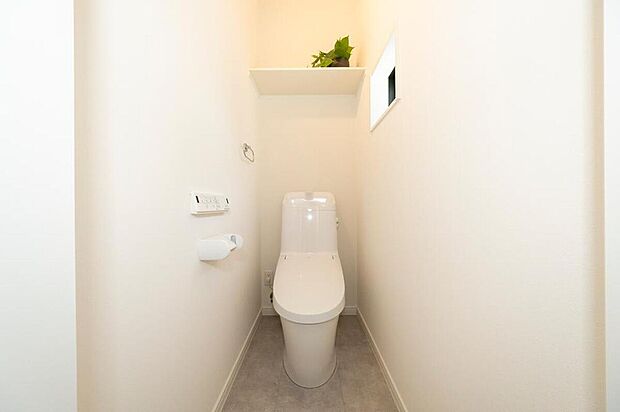 【【2号地/1階トイレ】】1年を通して快適な温水洗浄便座付き。操作パネルは壁付けで、楽な姿勢で操作いただけます。2階にもトイレを設けている為、混み合う朝の時間も気兼ねなくご利用いただけます。