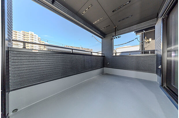 【【2号地/インナーバルコニー】】雨の日も安心のインナーバルコニー。奥行があり、屋外コンセントや水栓を設けています。プランター菜園やティータイムなど、多彩に活用できるスペースです。