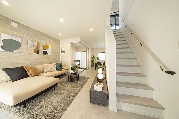 【【2号地/LDK】】1階と2階をゆるやかにつなぐリビング階段仕様。ご家族が顔をあわせる機会が増え、自然と絆が深まります。階段を上がって正面にインナーバルコニーがあり、各居室に入らず出入りいただけます。